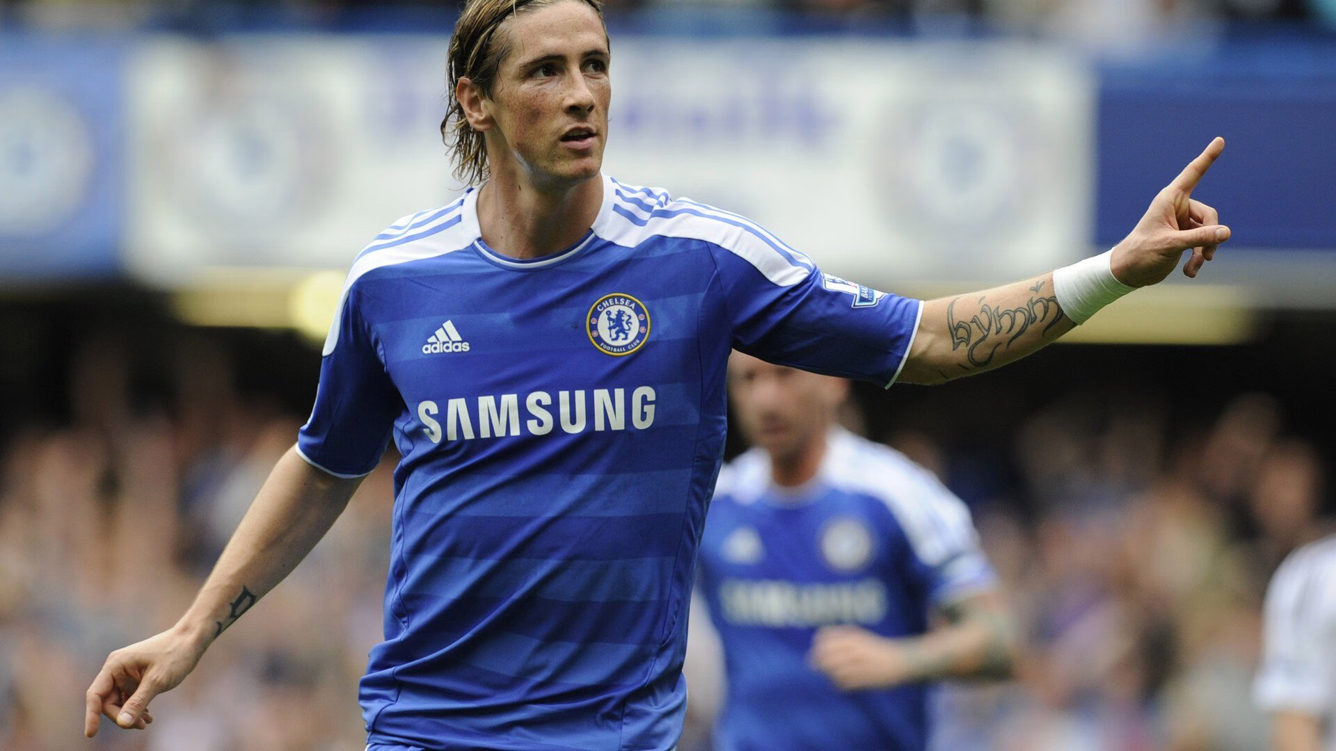 职业联赛推行赛后视频分析帮助球员持续进步，职业联赛现场